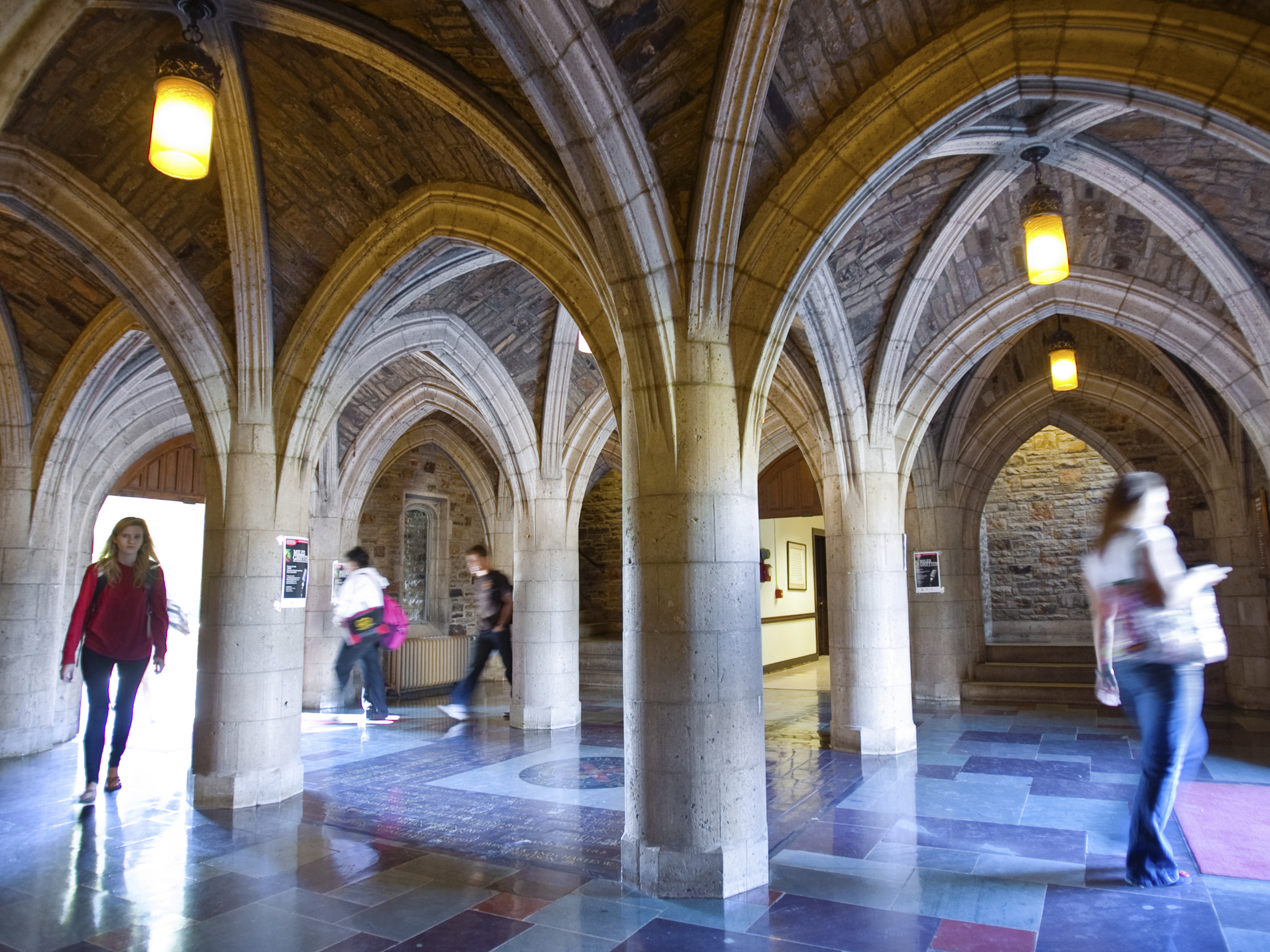 Students come in and out of the Southwestern Hall cloister 